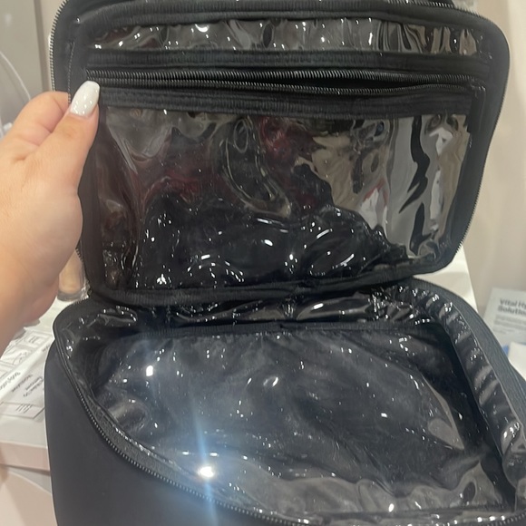 Travel makeup bag from My tag alongs⭐️⭐️⭐️⭐️⭐️ - Picture 3 of 4